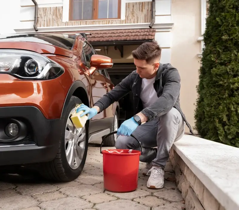 Lavage auto à domicile Camon : professionnel intervenant sur un véhicule